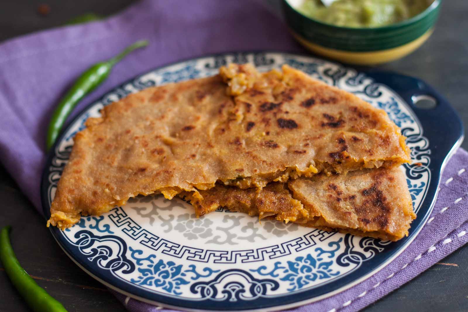 चीज़ी आलू पराठा - Cheesy Aloo Paratha (Recipe In Hindi)