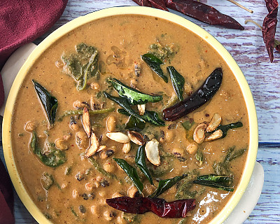 Keerai Karamani Kuzhambu- Palak Lobia Curry Recipe