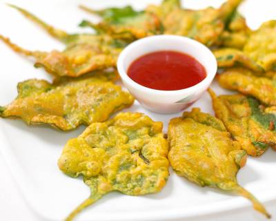 Crispy Palak Pakora Recipe - Monsoon Snack