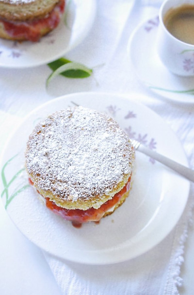 Mini Victoria Sponge Cakes - TeaTime Magazine