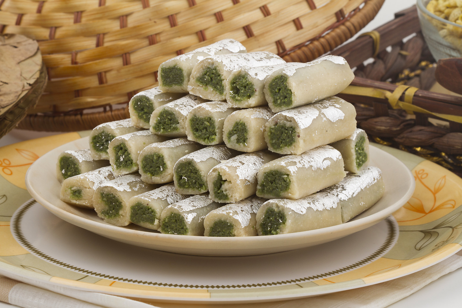 kaju roll mithai - um doce real tradicional feito de pó de caju e