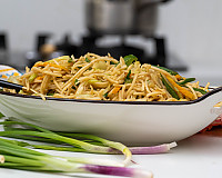 Vegetarian Hakka Noodles | Chinese Chow Mein Recipe