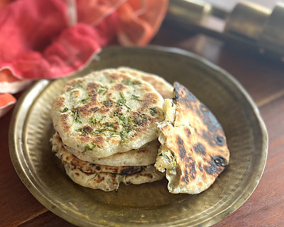 Homestyle Amritsari Onion Kulcha Recipe | Easy Tawa Kulcha Recipe 