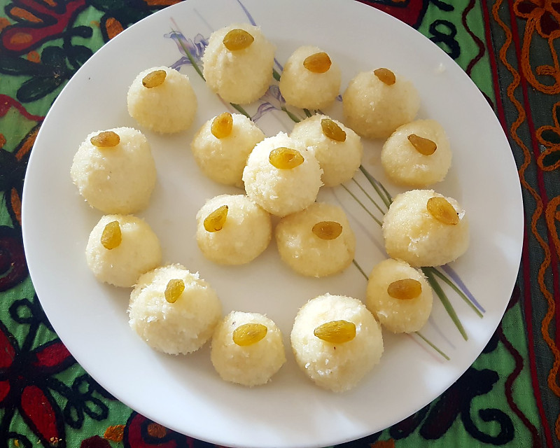 Narkel Naru Ladoo Recipe | Bengali Style Coconut Ladoo Recipe